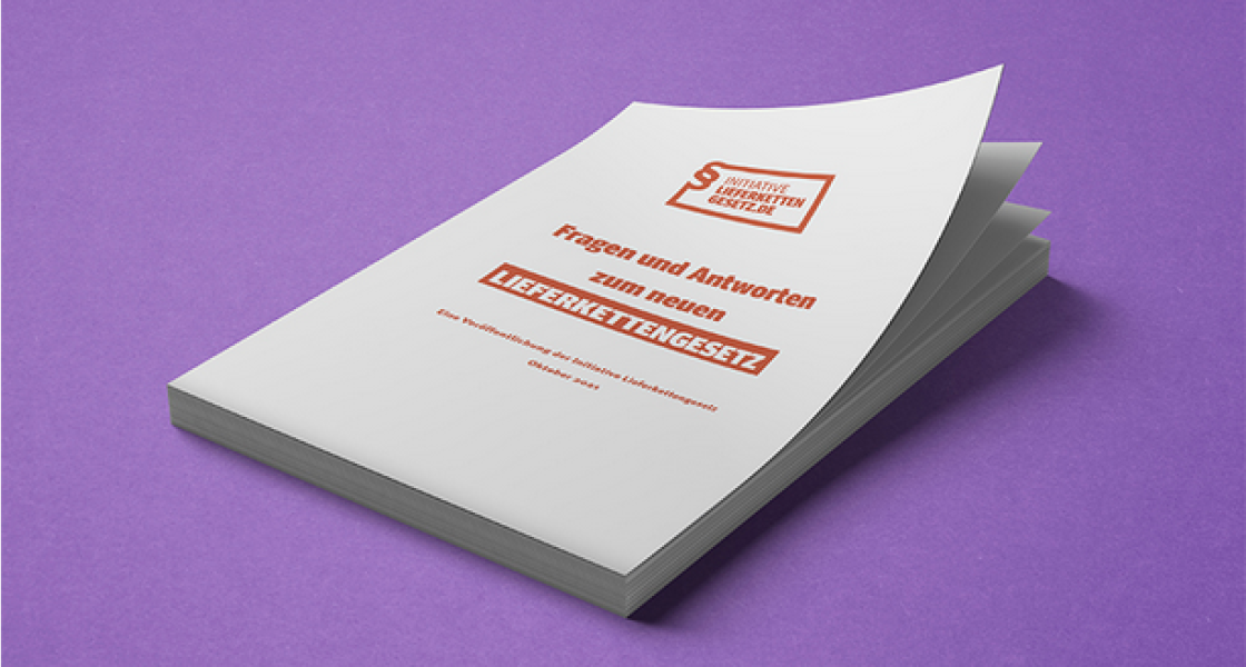 Die Broschüre "Fragen und Antworten zum neuen Lieferkettengesetz" liegt auf lila Hintergrund