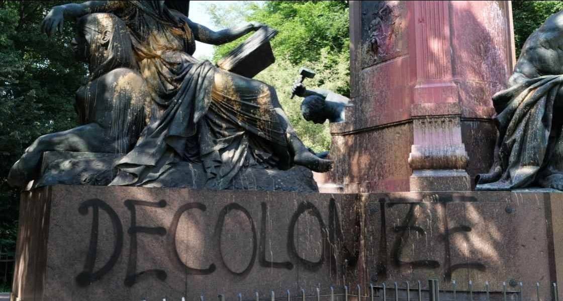 Protest gegen Kolonialismus und Rassismus: eingefärbtes Bismarckmonument am Großen Stern in Berlin ( Juli 2020). | Foto: wikimedia / Leonard Lenz CC0 1.0