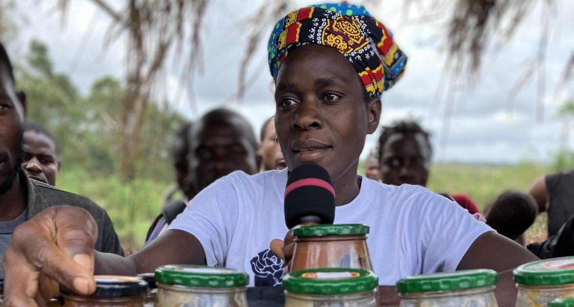 Eine Frau in weißem Shirt verkauft Selbstgemachtes