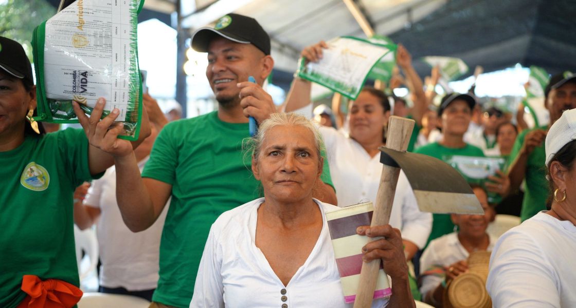 Menschengruppe in grüner und weißer Kleidung mit Protestschildern