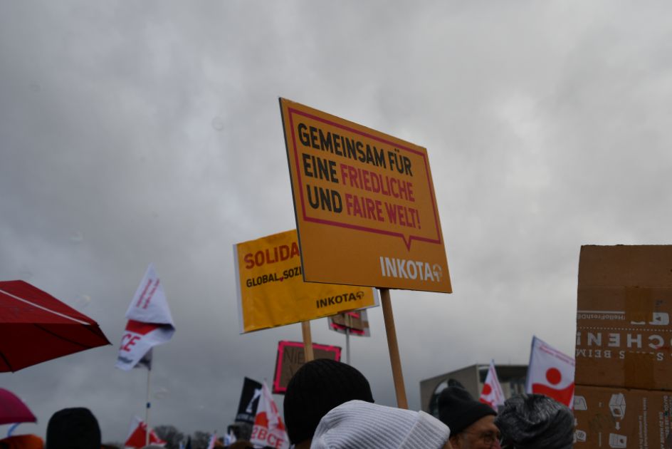Schild "Gemeinsam für eine friedliche und faire Welt!"