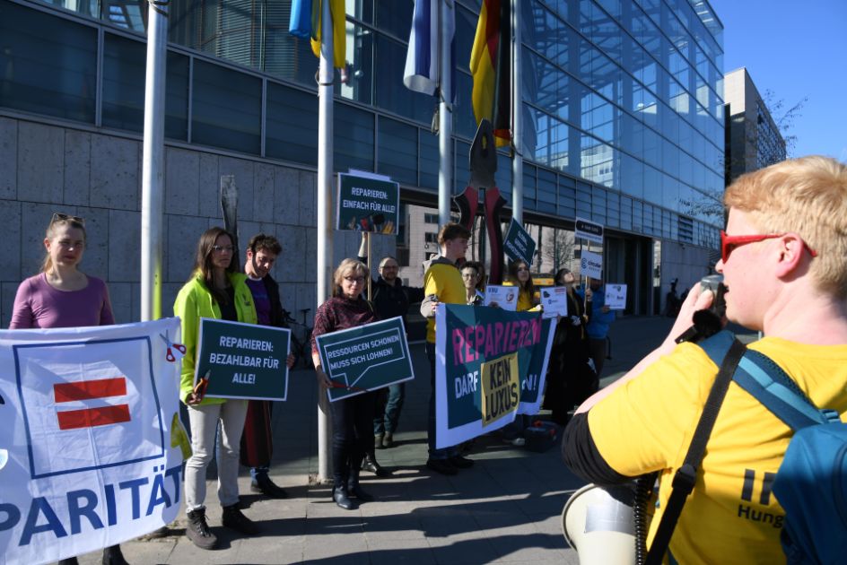 Aktivist*innen demonstrieren vor dem Konrad-Adenauer-Haus für ein echtes Recht auf Reparatur