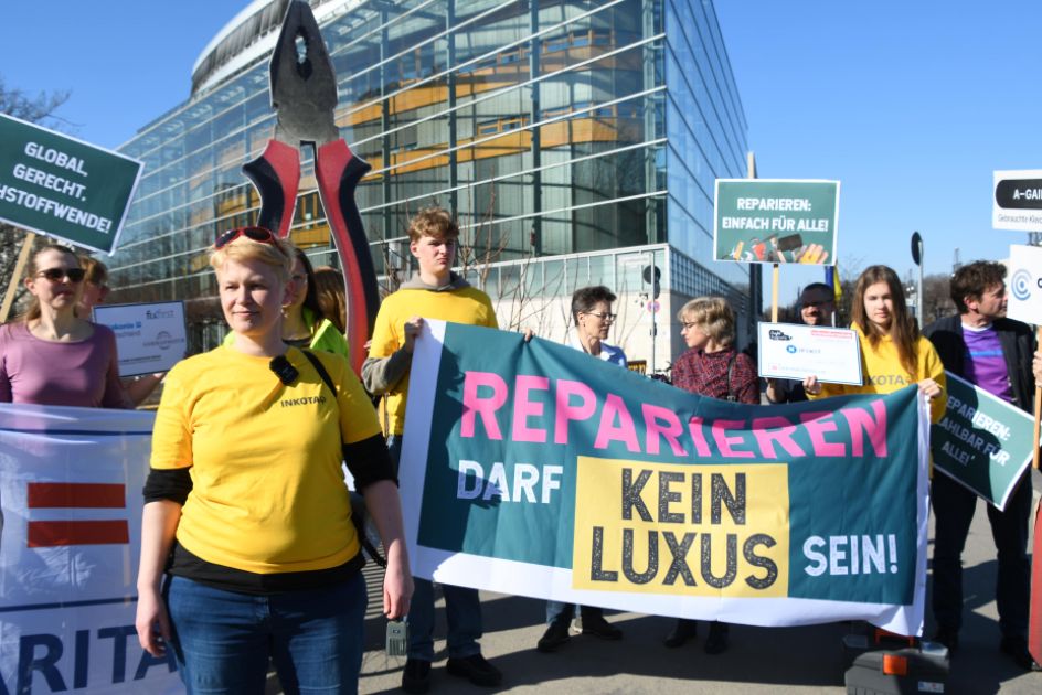 Aktivist*innen demonstrieren vor dem Konrad-Adenauer-Haus für ein echtes Recht auf Reparatur