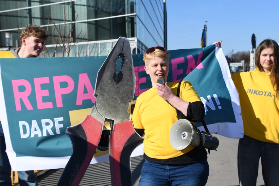 Aktivist*innen demonstrieren vor dem Konrad-Adenauer-Haus für ein echtes Recht auf Reparatur