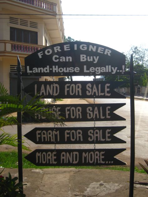 Ein Schild in Kamboscha: Foreigner can buy Land-house legally