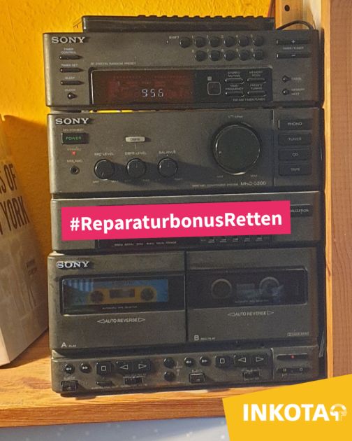 Eine schwarze Stereoanlage mit Radio, Verstärker und Kassettendeck steht im Regal