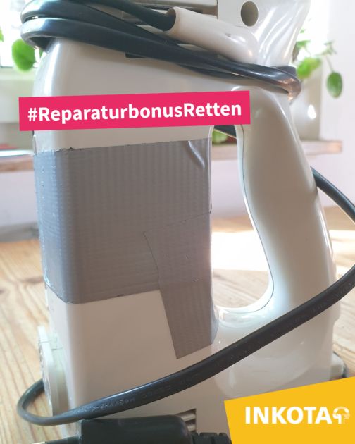 Ein mit Gaffaband geklebter Handmixer steht auf einem Küchentisch.