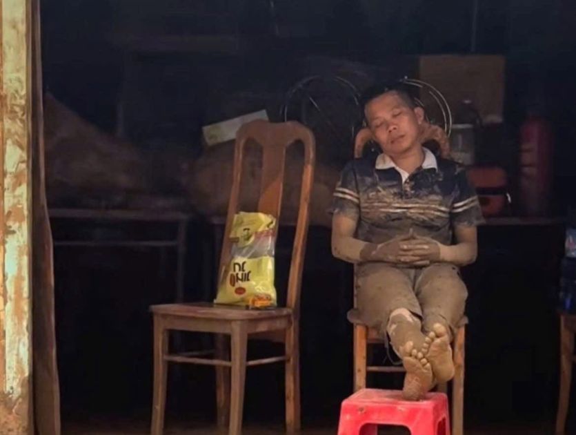 Ein Mann ruht sich auf einem Stuhl aus