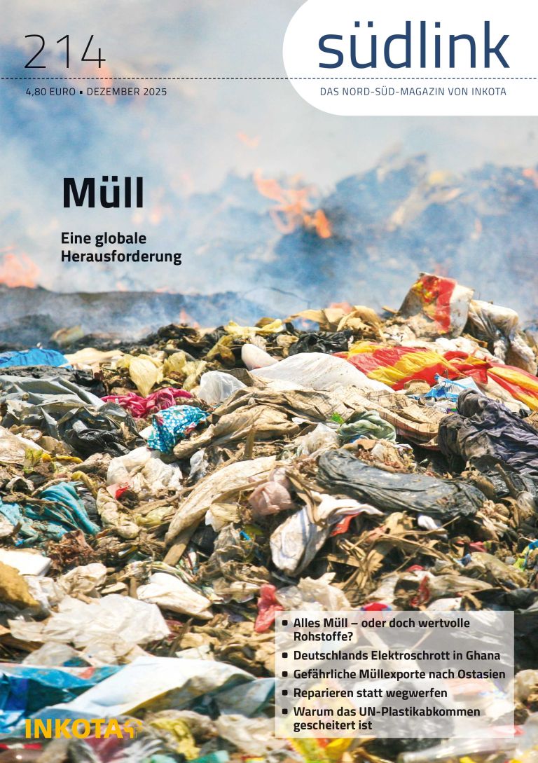 Ein großer Berg mit Plastikbeuteln, im Hintergrund brennt ein Müllberg