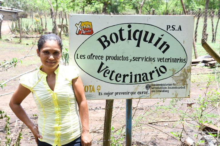 Magali de Jesús Soto Cruz aus der Gemeinde San Ildefons zeigt uns 2018 stolz ihren tierärztlichen Salon