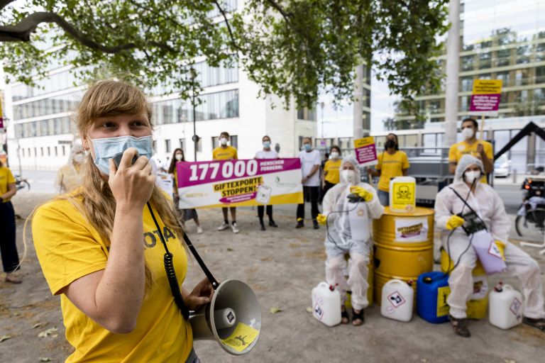 Übergabe von 177.000 Unterschriften um der Kamapagne Giftexporte stoppen, Frau mit Megafon, Aktion