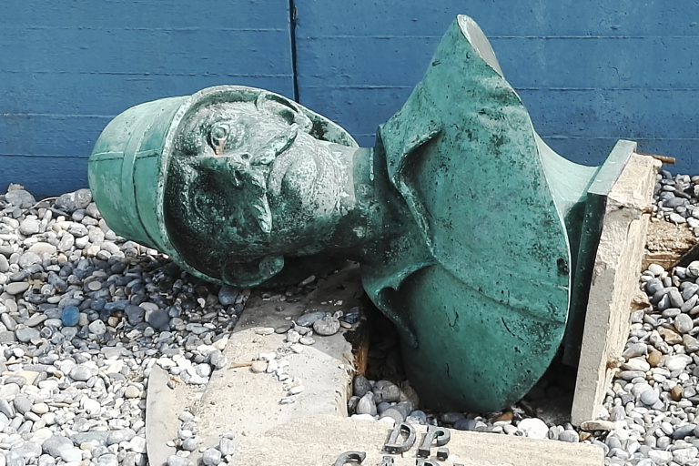 Die Statue des Kolonialverbrechers Carl Peters sollte einst in Daressalam stehen, Jetzt liegt auf Helgoland. | Foto: Bärbel Miemietz  (CC BY-SA 4.0)