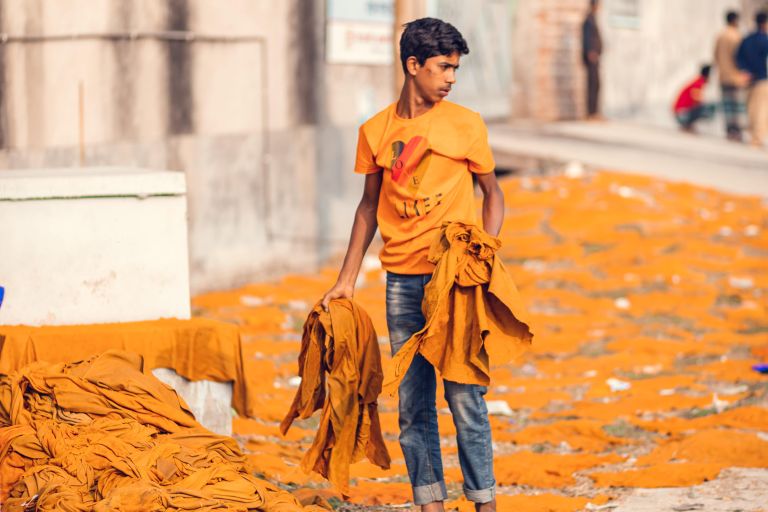 Arbeiter in einer Gerberei in Bangladesch