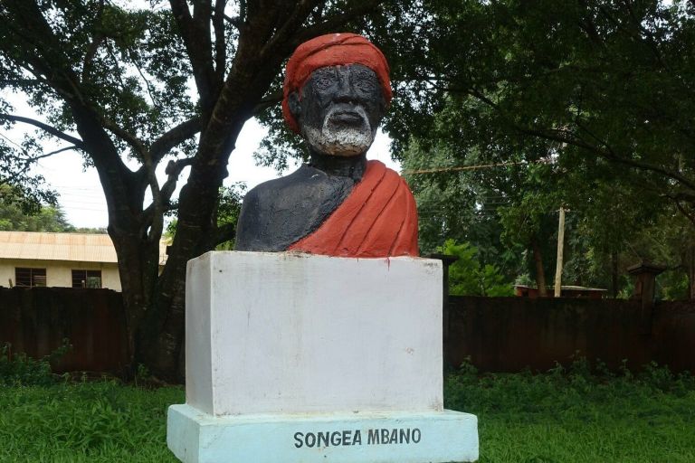 Büste des Subchirf Songea Mbano. Er kämpfte im Kaji-Maji-Krieg gegen di Deutschen. Die Kolonilaherren hängten inn am 27.02.1906. | Foto: Caligula CC BY-NC-SA 2.0 