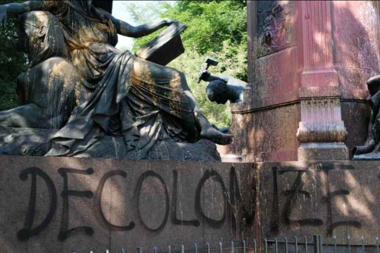 Protest gegen Kolonialismus und Rassismus: eingefärbtes Bismarckmonument am Großen Stern in Berlin ( Juli 2020). | Foto: wikimedia / Leonard Lenz CC0 1.0