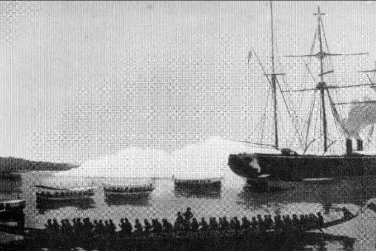 Auf den "Schutzvertrag folgt die militärische Unterwerfung der Bevölkerung: Die deutsche Korvette SMS Olga beschießt am 21.12. 1884 Hickery Town, das heutige Douala, Kamerun.