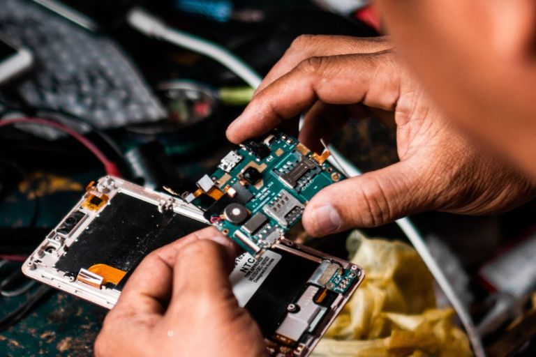 Ein Mann repariert ein Handy