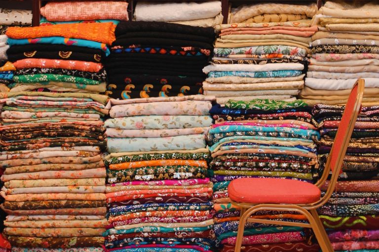 Kleidung Stapel folded_fabric_in_an_open_market_of_dubai_uae | Foto: kenza_benaouda on unsplash