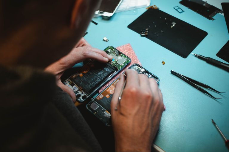 Handyreparatur | Foto von Kilian Seiler auf Unsplash
