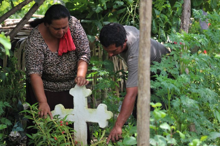 In der Bajo Lempa Region in El salvador: Trauer um eins der vielen Opfer der Niereninsuffizienz. | Foto: Rhina Guevara