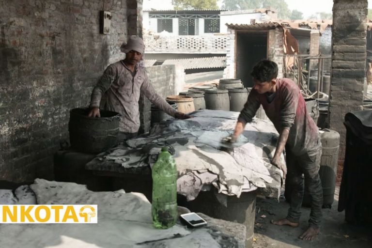 Zwei Männer bearbeiten Leder; Ausschnitt aus dem Film "Dreckiges Leder"