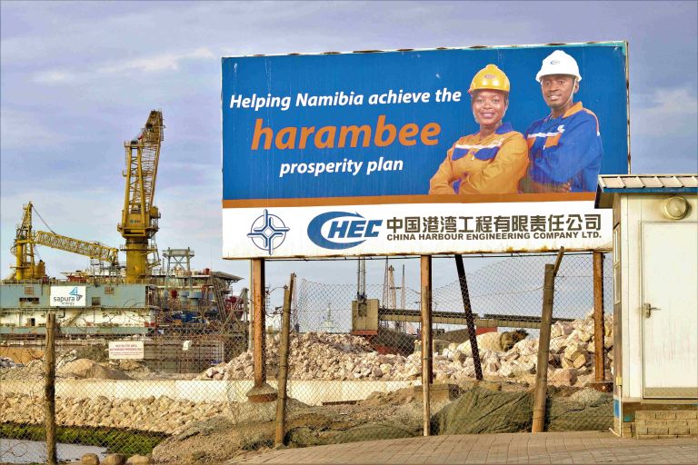 Der Chinesische Konzern CHEC errichtete im nambischen Walvis Bay einen Containerhafen. | Foto: speedshutter Photography / shutterstock