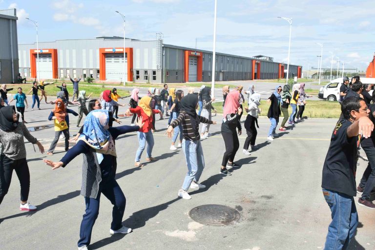 Indonesische Gastarbeier*innen bei der Morgengymnastik eines chinesischen Textilparks in Hawassa, Äthophien. | Foto: Lae Mar 86 /shutterstock