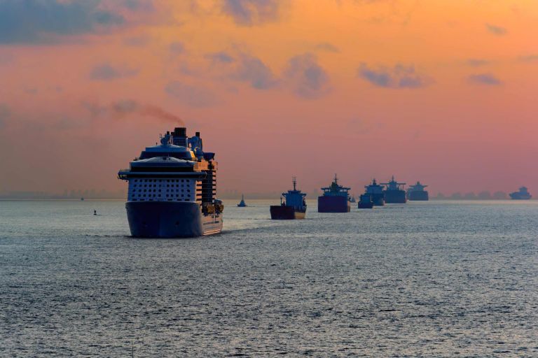 Vor dem Hafen von Shanghai - die "neue Seidenstraße" verbindet zahlreiche Länder des globalen Südens mit China | Foto: Igor Grochev, shutterstock