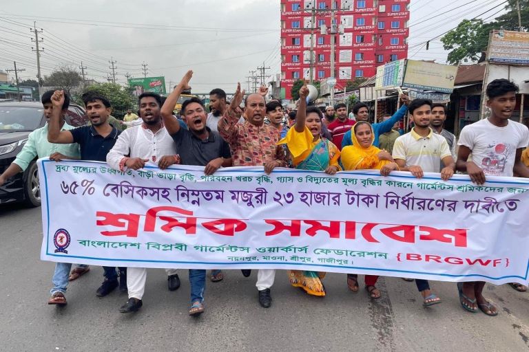Protest für höhere, faire Löhne für Arbeiter*innen in der Bekleidungsindustrie in Bangladesch