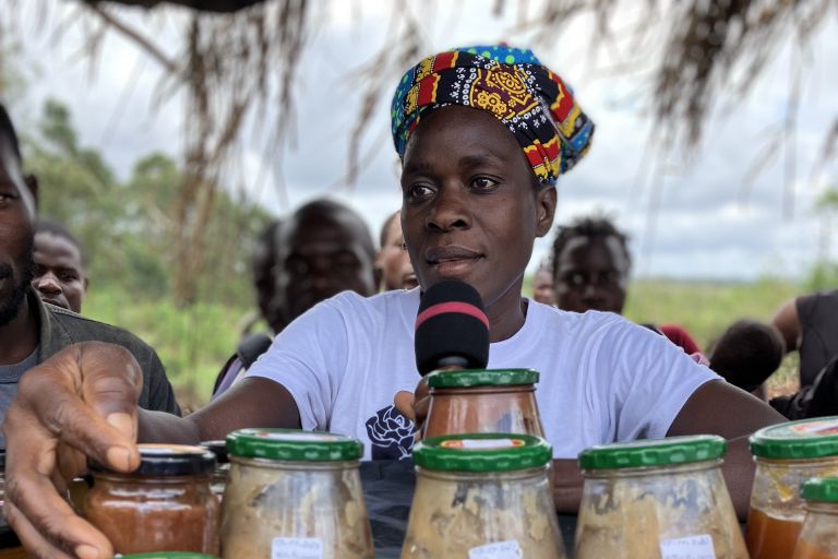 Eine Frau in weißem Shirt verkauft Selbstgemachtes
