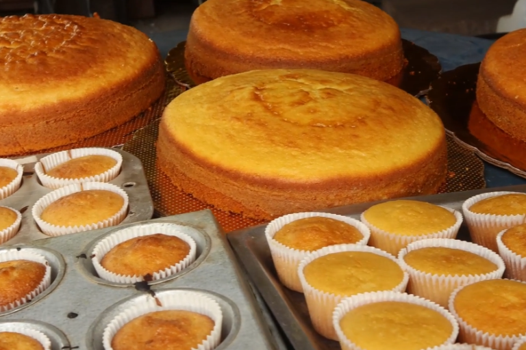 kreisrundes Brot aus Mais und Milch 